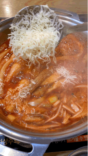 dookki tteokbokki buffet in seoul adding cheese to tteokbokki