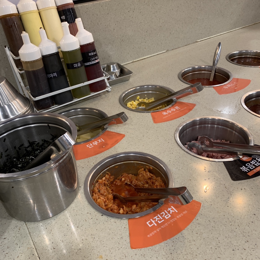 dookki tteokbokki buffet in seoul fried rice toppings station