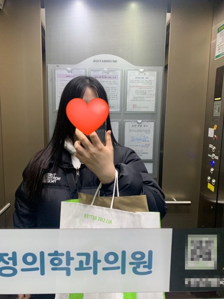 Mirror selfie showing full outfit with The North Face Retro Nuptse 1996 jacket in elevator.