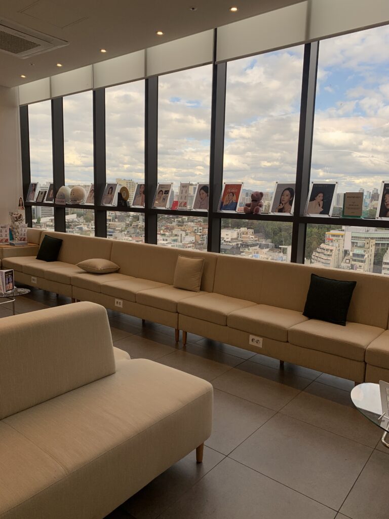 Reception area of VandS Clinic Gangnam with English-speaking staff