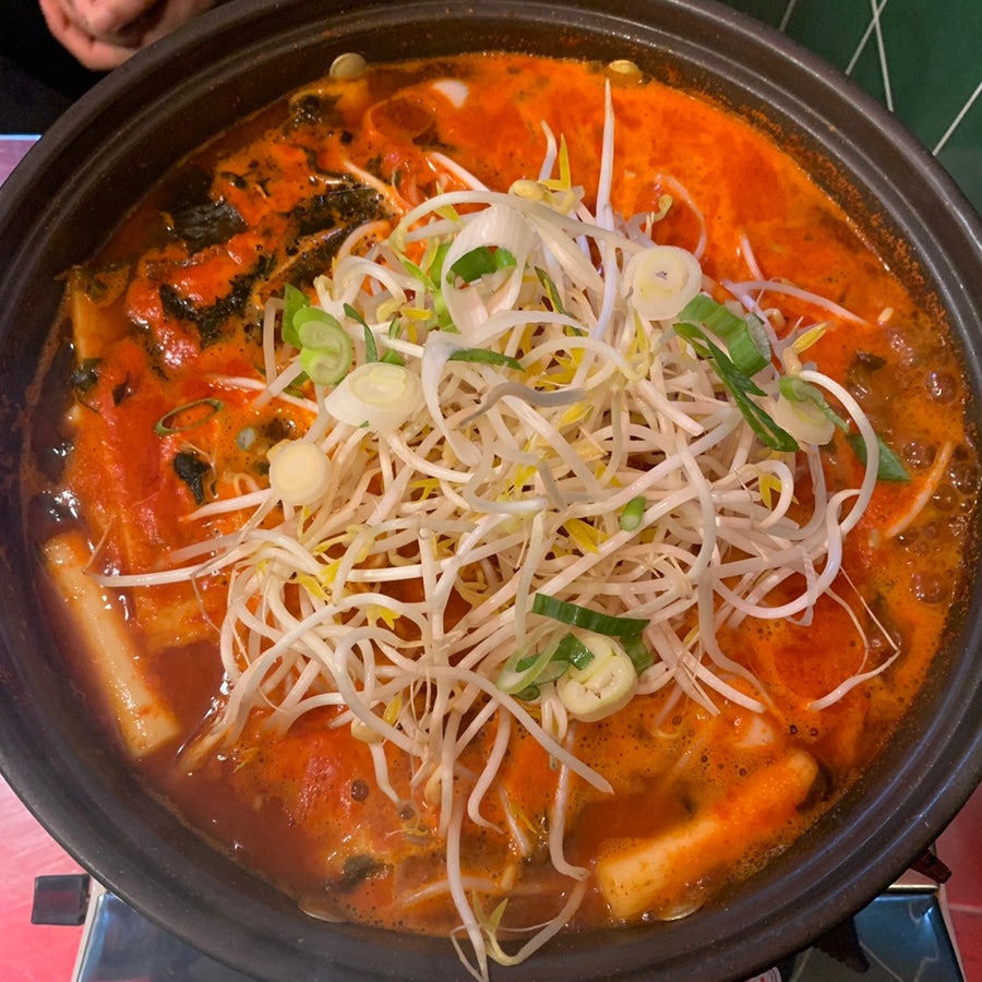 spicy Korean instant tteokbokki with seaweed and rice cakes simmering at Mommytteok Songpa