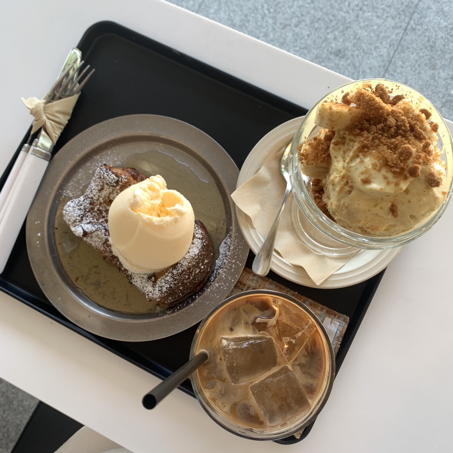 Close-up shot of French toast dessert at Seokchon Station Cafe Meek
