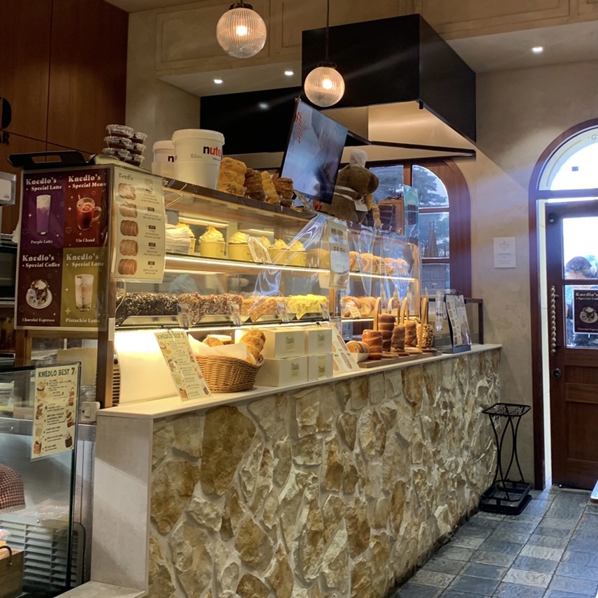 Freshly baked chimney cakes served as Seokchon Lake dessert snacks
