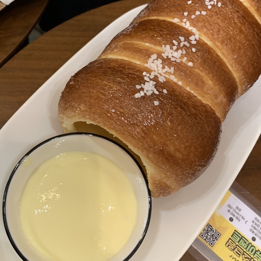 Salted chimney cake with custard cream, a trendy Seokchon Lake dessert