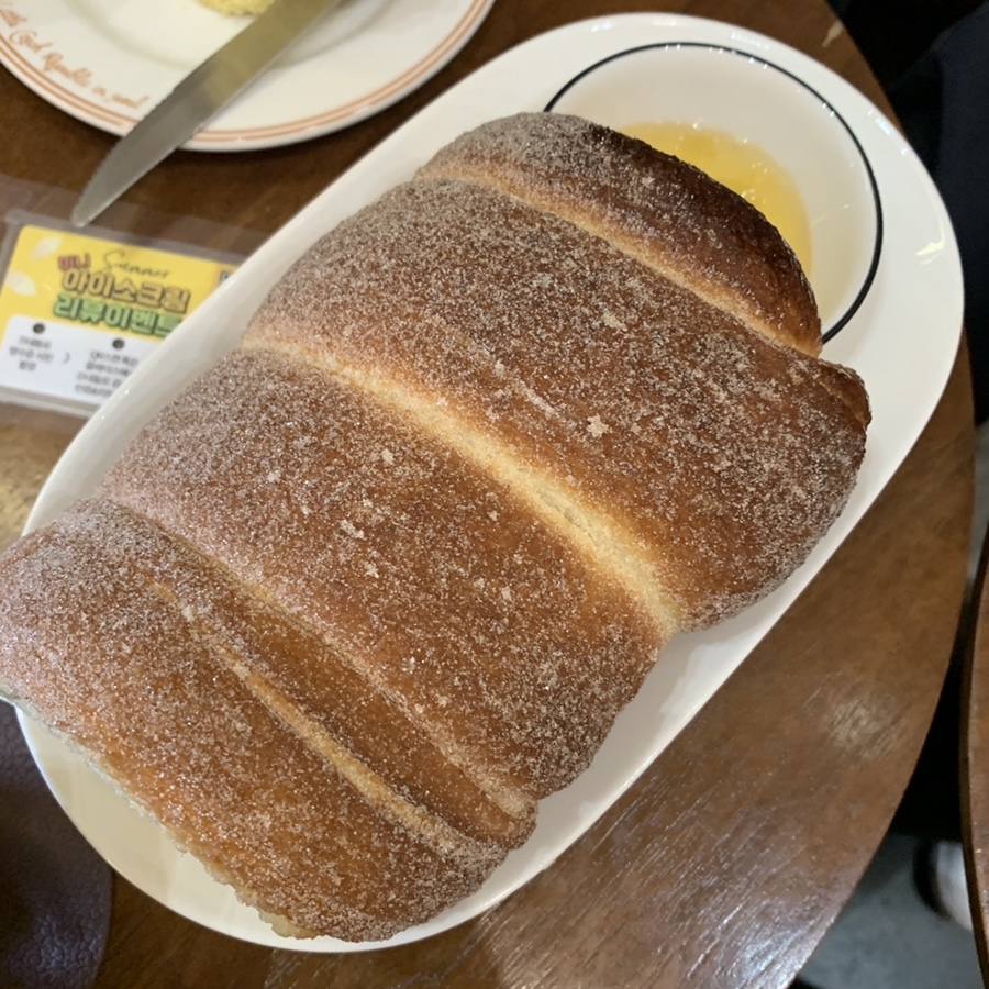 Cinnamon chimney cake with apple jam recommended for Seokchon Lake dessert fans