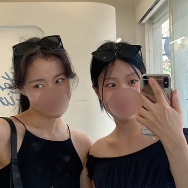 Taking mirror selfies with my friend while enjoying our Hannam-dong Day Out.