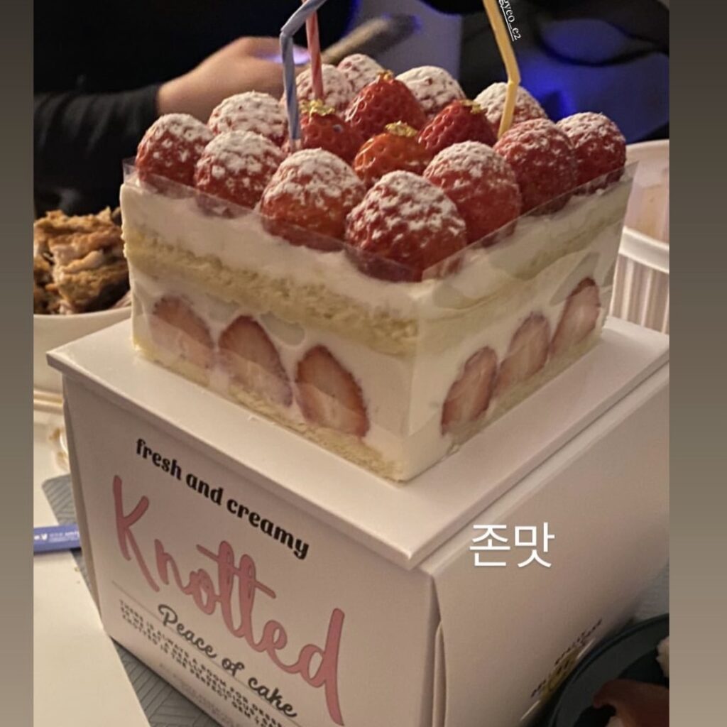 Cute strawberry cake Korea Knotted