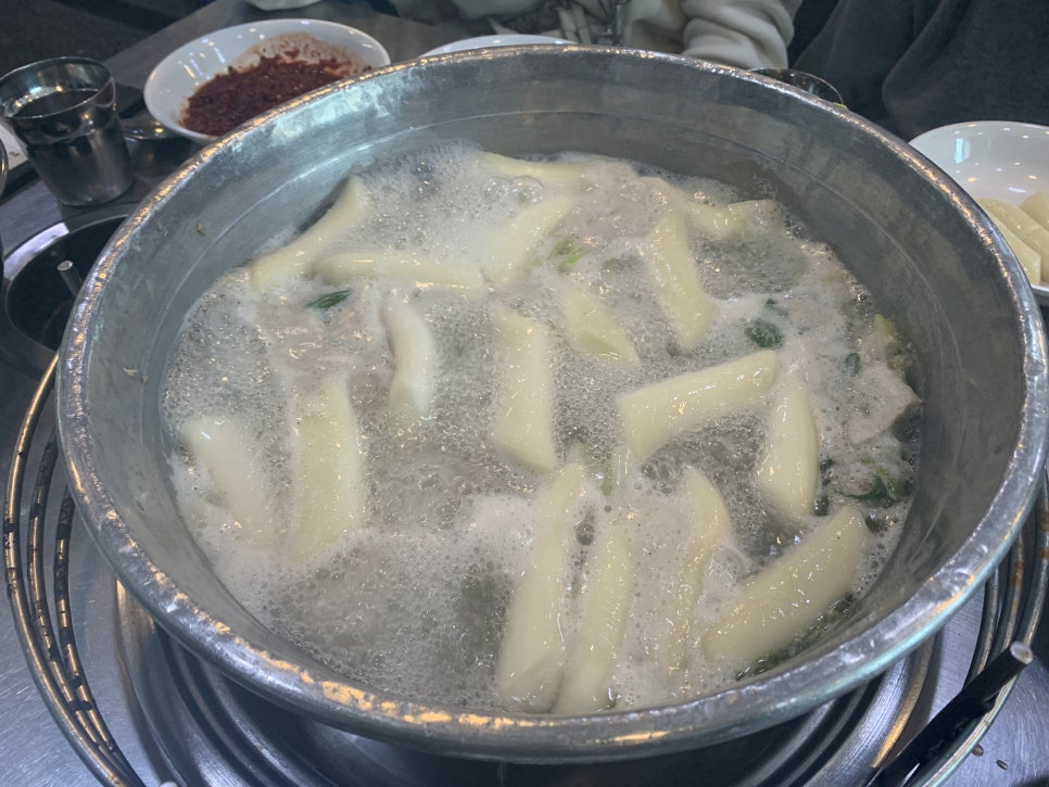 Rice cakes boiling in Dongdaemun Dakhanmari broth