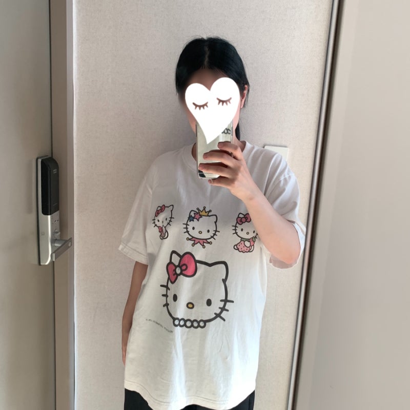 mirror selfie wearing Uniqlo Hello Kitty T-shirt L size relaxed fit.