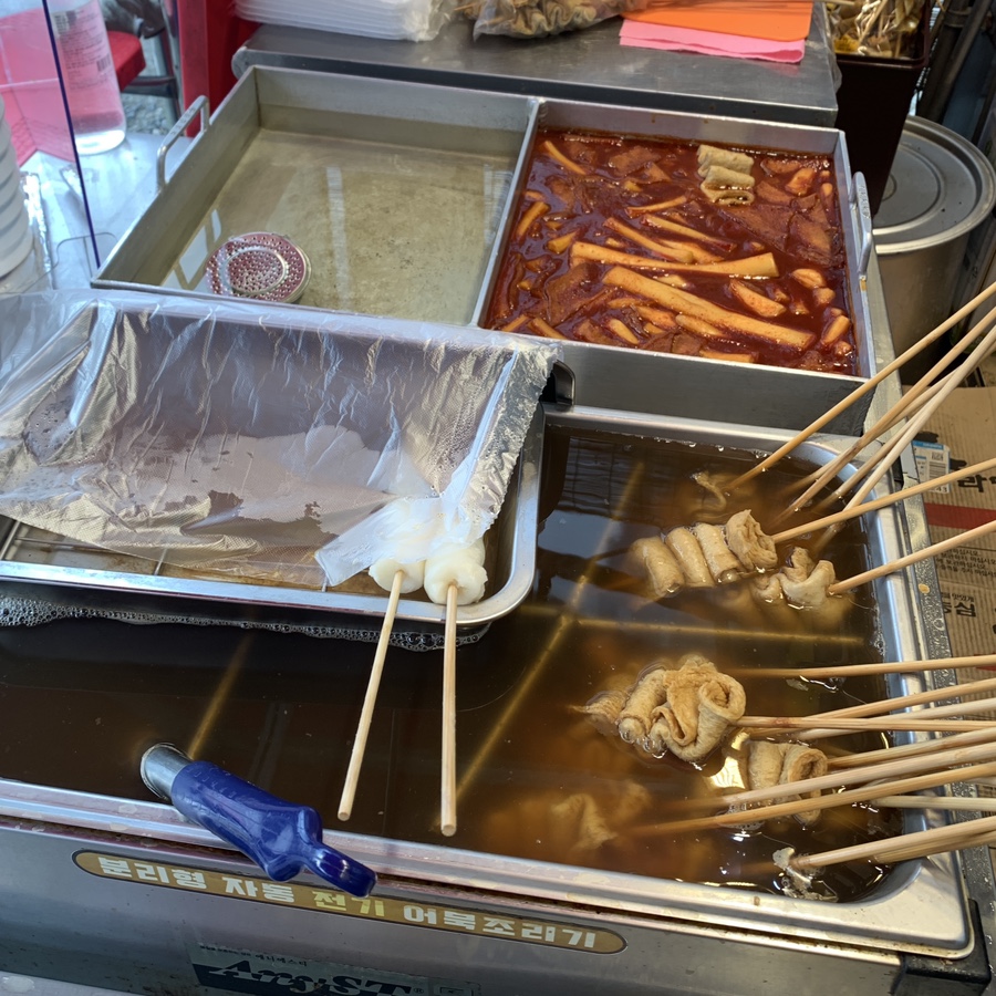 Busan fish cakes and Seokchon Station tteokbokki simmering in broth at Jagalchi Busan Eomuk