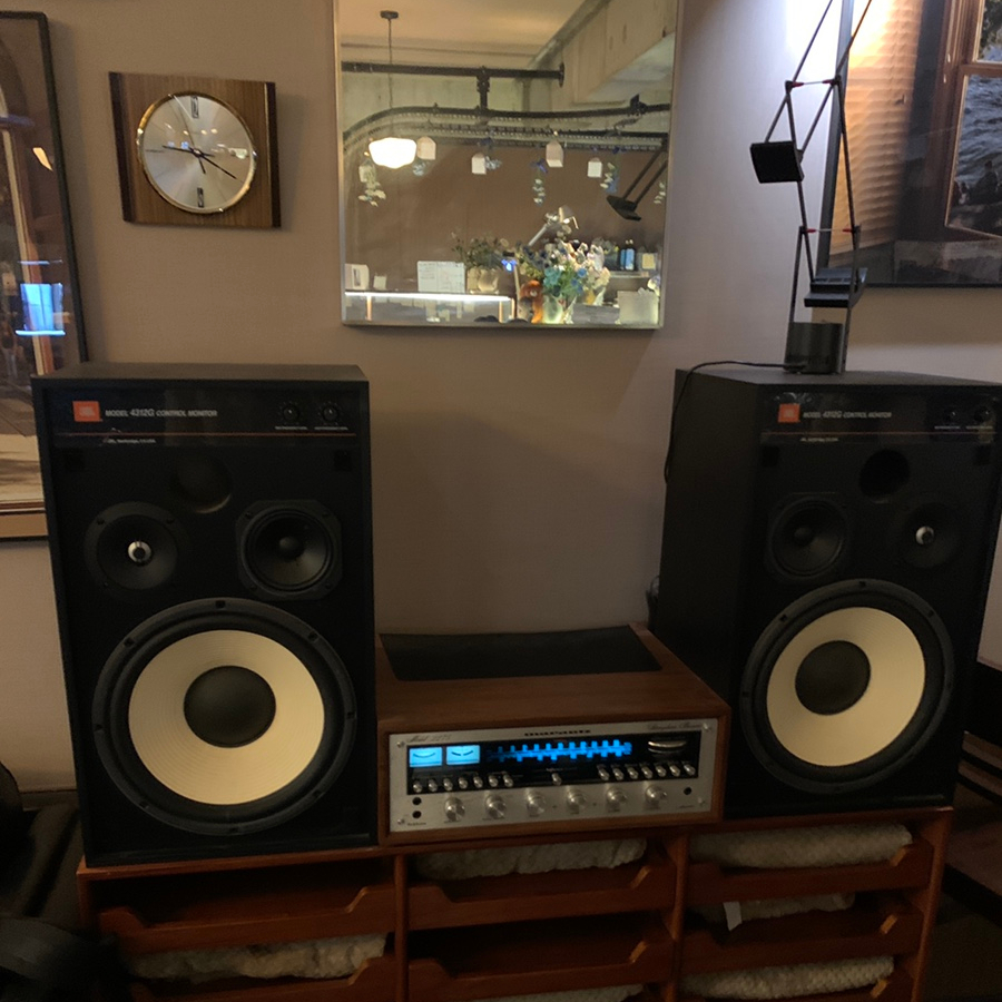 Vintage speakers interior at Rufruf Atelier Anguk Seoul cafe