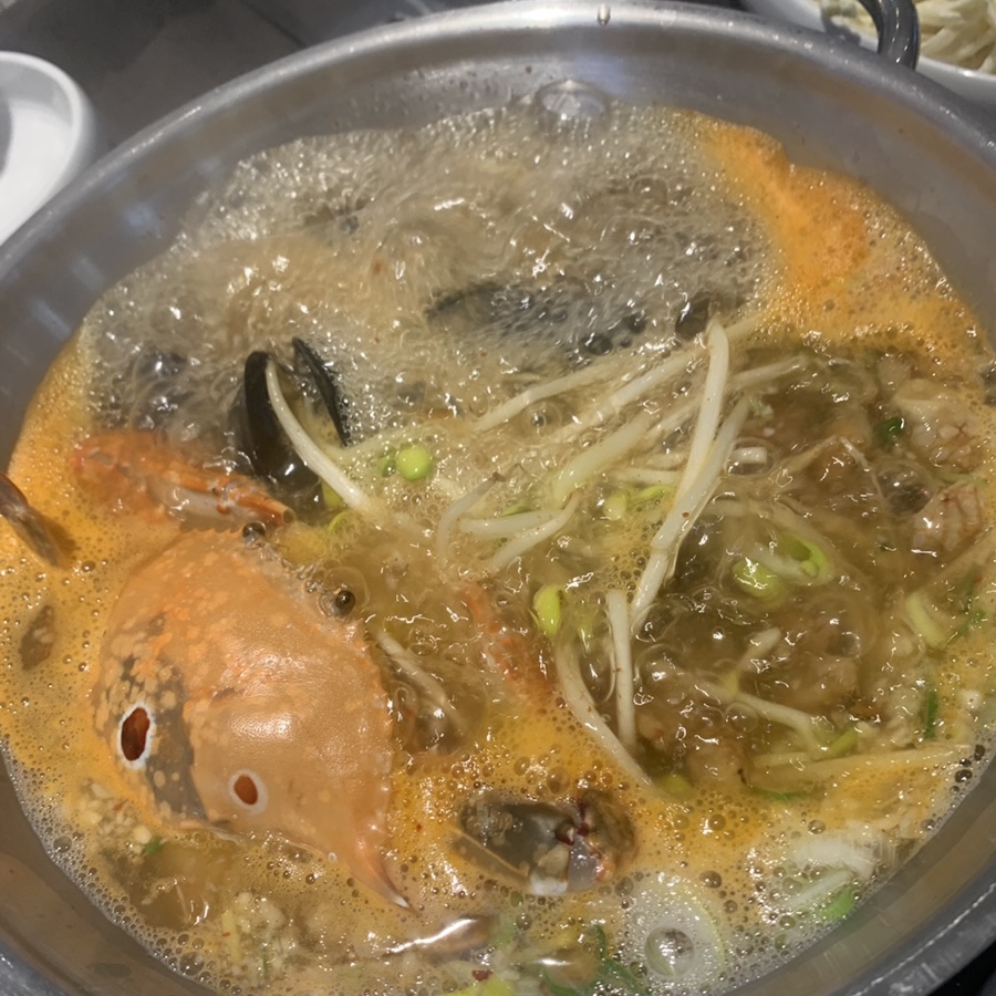 Boiling seafood kalguksu at a Jongno Bossam Restaurant