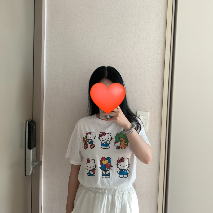 UNIQLO Hello Kitty Custom T-shirt mirror photo close-up for fit detail
