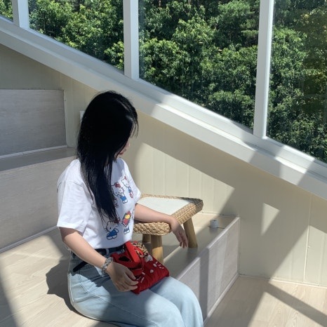 UNIQLO Hello Kitty Custom T-shirt relaxed fit in sunlight indoors