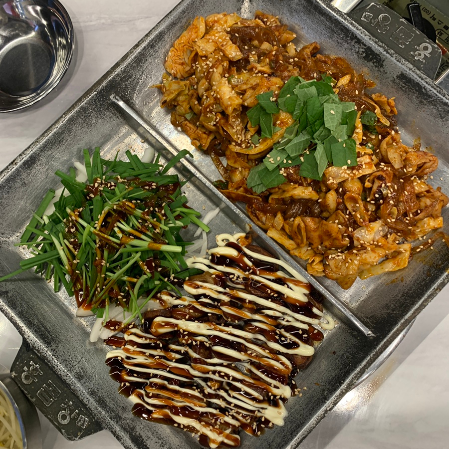 Stir-fried spicy gopchang and teriyaki makchang served at a popular Hyehwa gopchang restaurant near SKKU