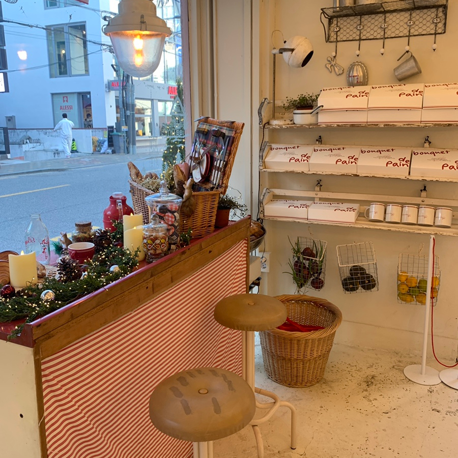 Cozy interior of Bouquet de Pain bakery near Dosan Park, featuring cute decor and warm lighting