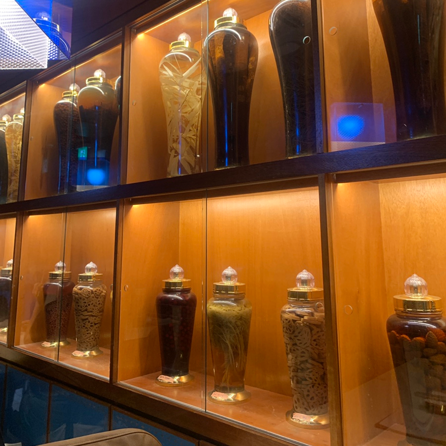 Interior jars and warm atmosphere at Hannam-dong restaurant Nanpo