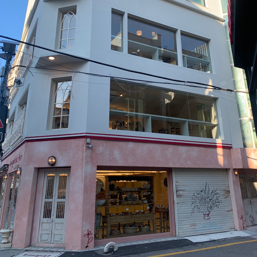 Apgujeong salt bread cafe Bouquet de Pain exterior near Dosan Park