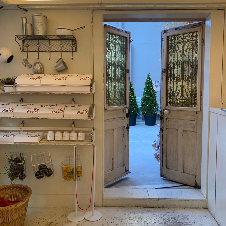 Christmas-themed outdoor view from inside Bouquet de Pain bakery in Apgujeong, Seoul