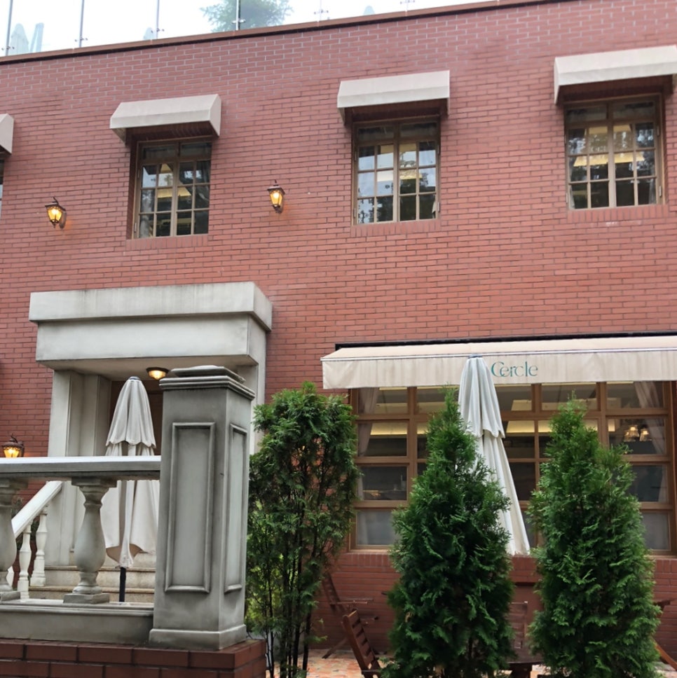 European-style brick building exterior at Cercle Hannam brunch restaurant