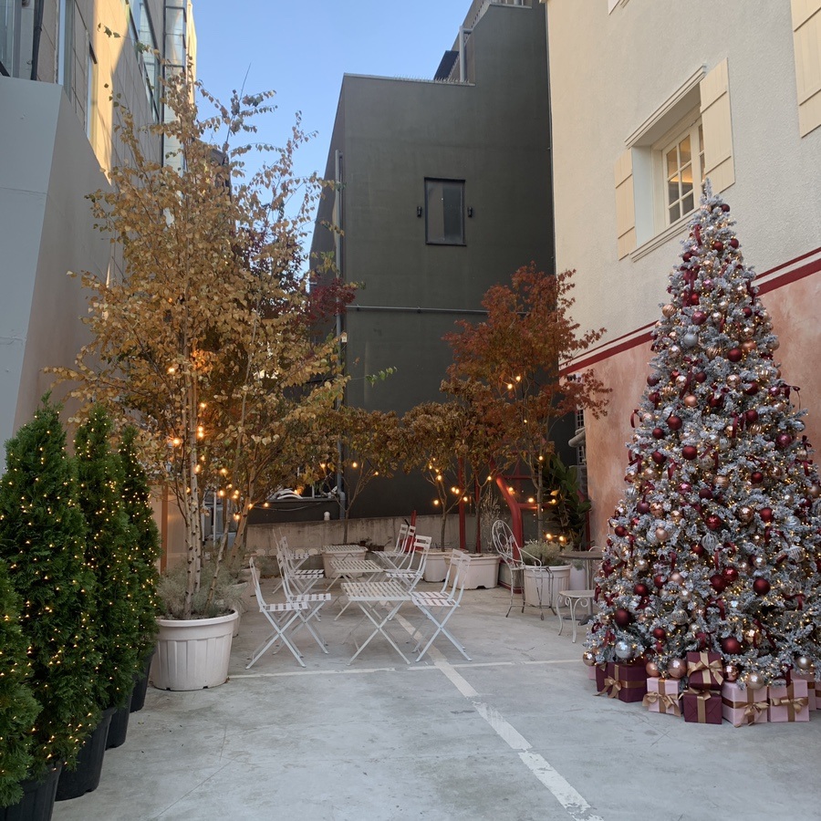 Apgujeong Salt Bread Cafe with a Cozy Christmas Mood
