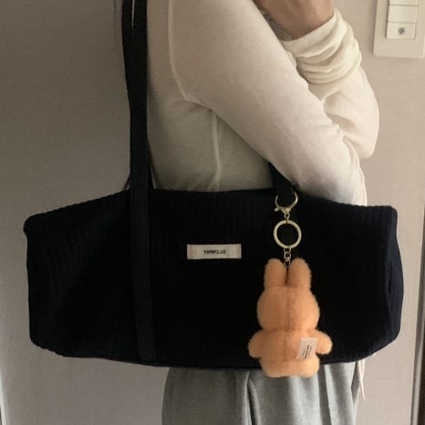 Glowny x Simihaze Cotton Pillow Bag Jolly Navy worn on shoulder for real fit reference