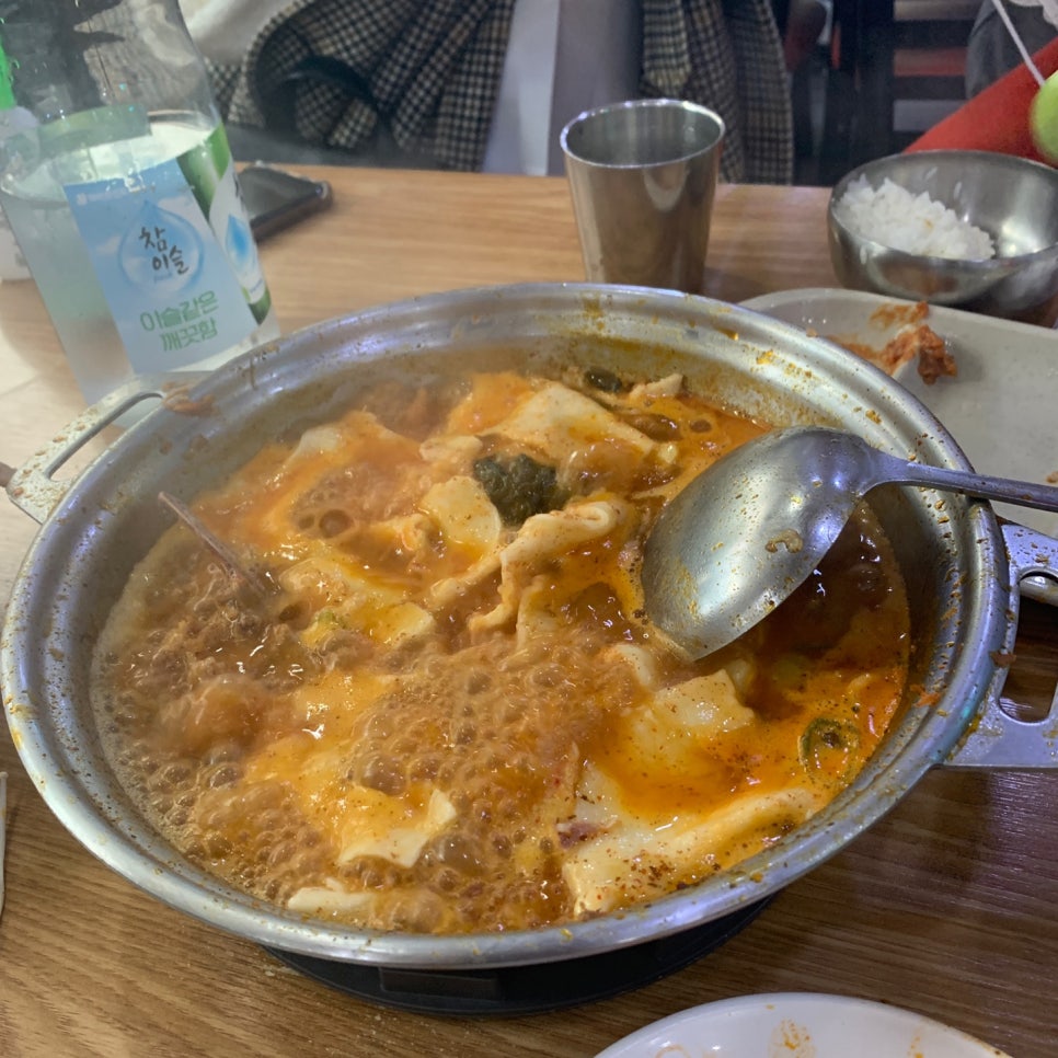 sujebi dough boiling in spicy gamjatang broth for chewy korean comfort food in seongsu