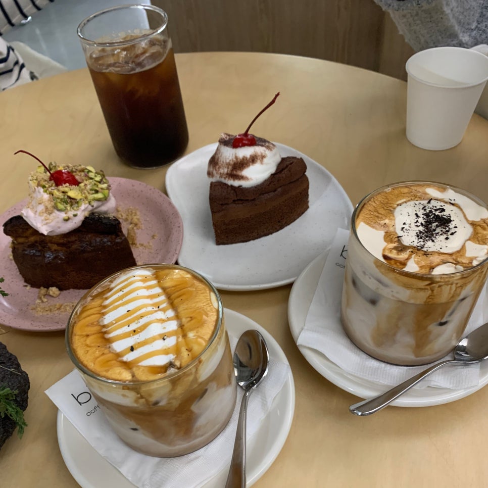 Dessert Cafe Near Ttukseom Station | Pistachio Cake & Valrhona Gateau in Seongsu