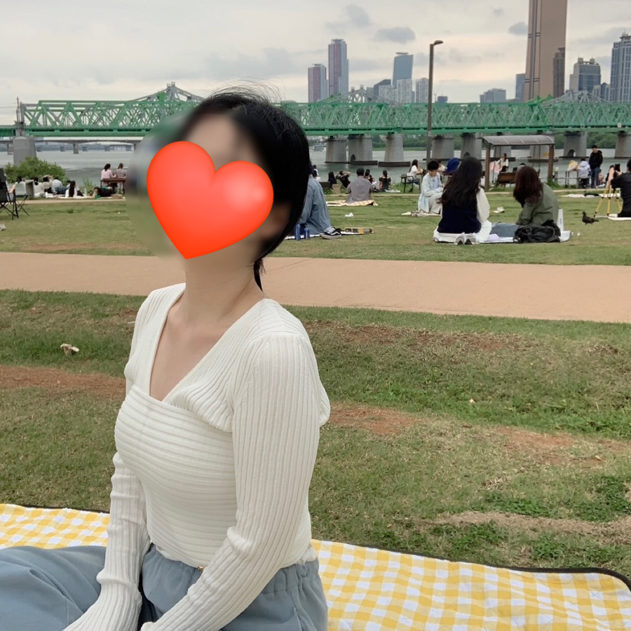 I first discovered the Recto Two-Way Ribbed Cardigan White on W Concept, a major Korean fashion platform, where it retails at ₩368,000 (approximately $275 USD). The piece had been sitting in my wishlist for a while, but I wasn’t ready to commit at full price.
Luckily, I ended up finding a brand new, unused one on Danggeun Market, Korea’s second-hand marketplace app. It was listed at nearly 80% off, and considering the condition and popularity of the piece, it felt like a no-brainer purchase. Easily one of my favorite steals in recent months, and a great reminder that some of the best wardrobe additions come from unexpected places.
👜 Between its minimalist silhouette, celebrity visibility, and multi-season styling potential, this cardigan set is the kind of item that quietly earns its spot in a closet.