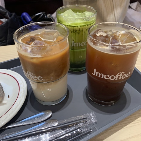 Iced coffee and matcha latte drinks at JM Coffee Sinsa Lounge