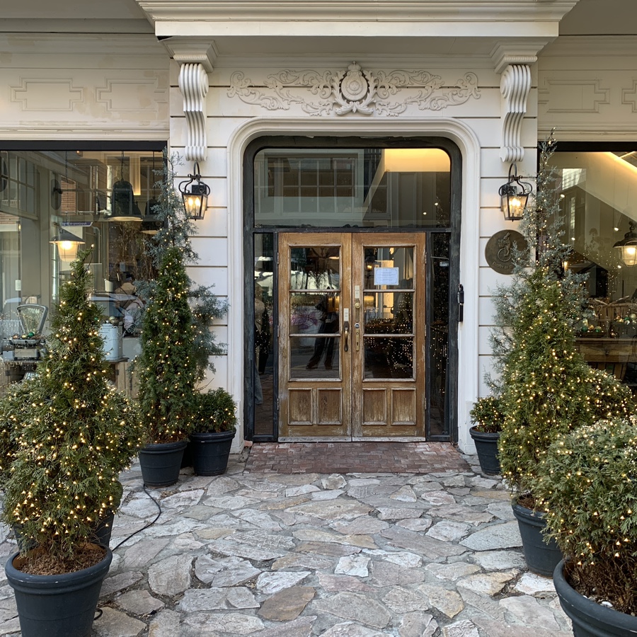 Entrance of Panier de M.mooni Apgujeong decorated for Christmas season