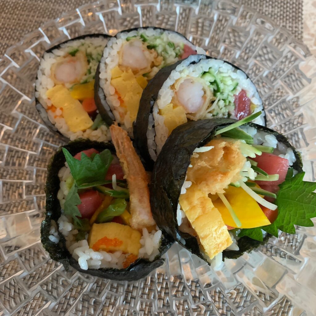 Limited futomaki roll at Songridan-gil izakaya Sake Shop