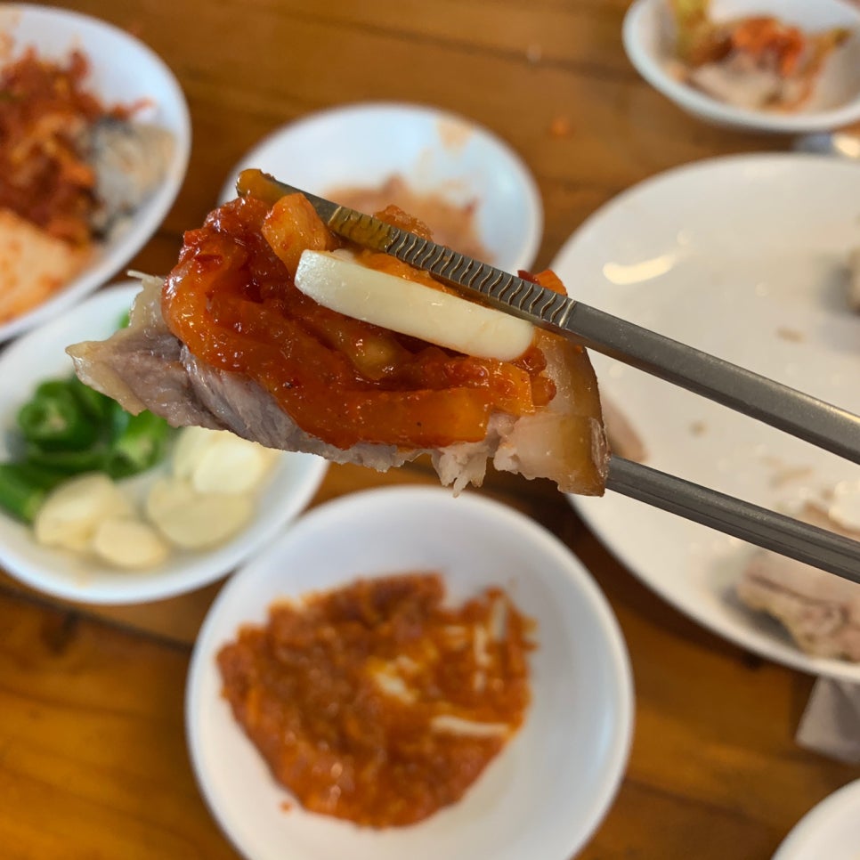Bossam pork with kimchi and raw garlic at Euljiro oyster bossam restaurant