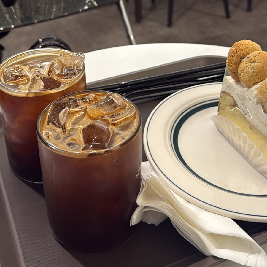 Gangnam Americano cafe with iced coffee and cheesecake