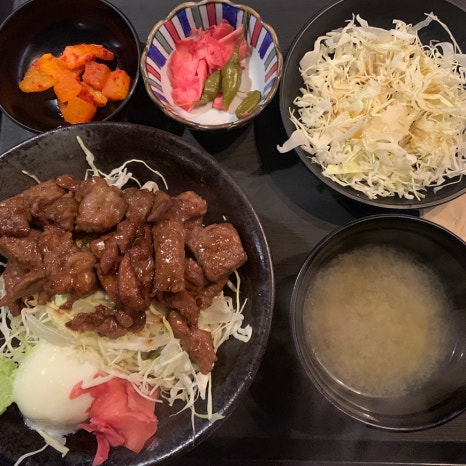 Steak rice bowl with onsen tamago at Sinsa Garosu-gil restaurant Furato Shokudo