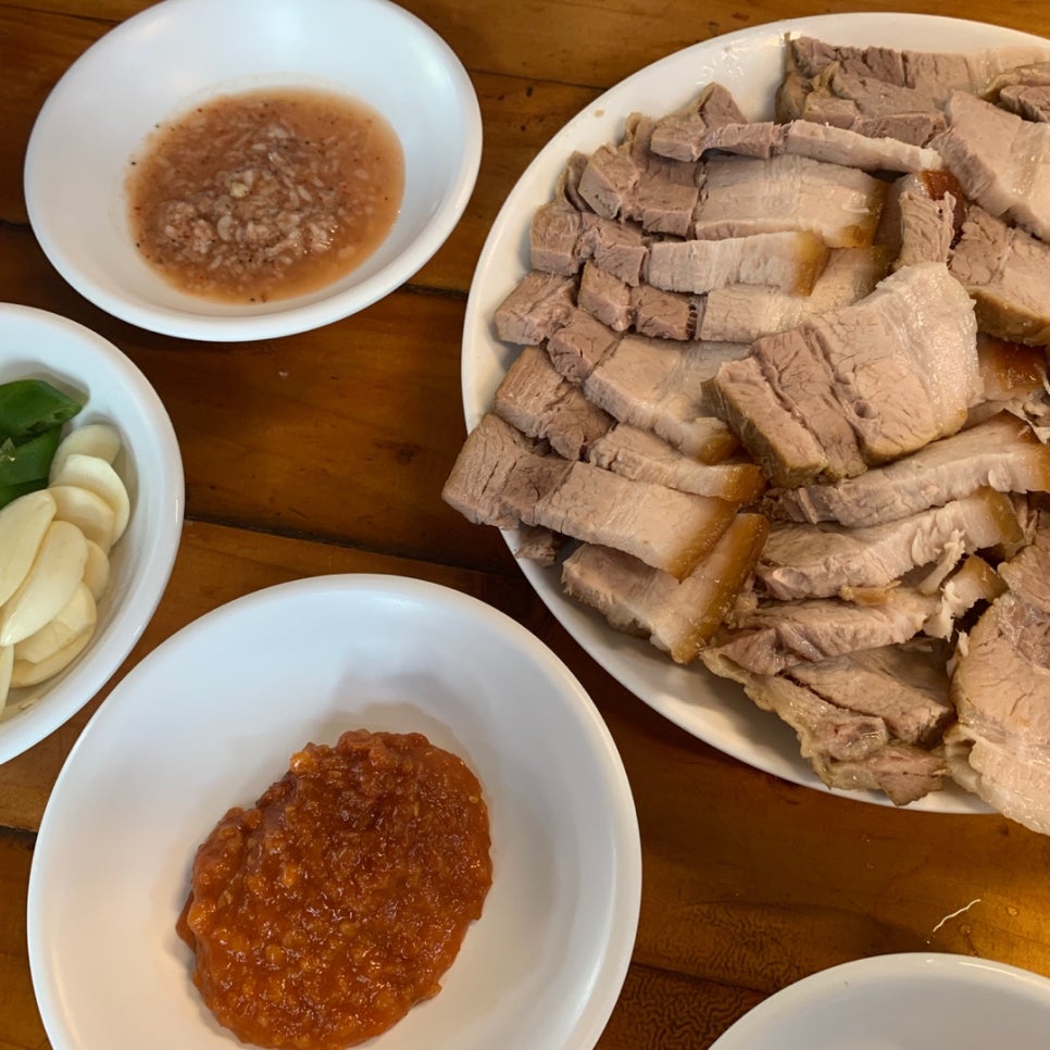 Euljiro Oyster Bossam and Kalguksu Review – Famous Local Spot Loved by Sung Si-kyung