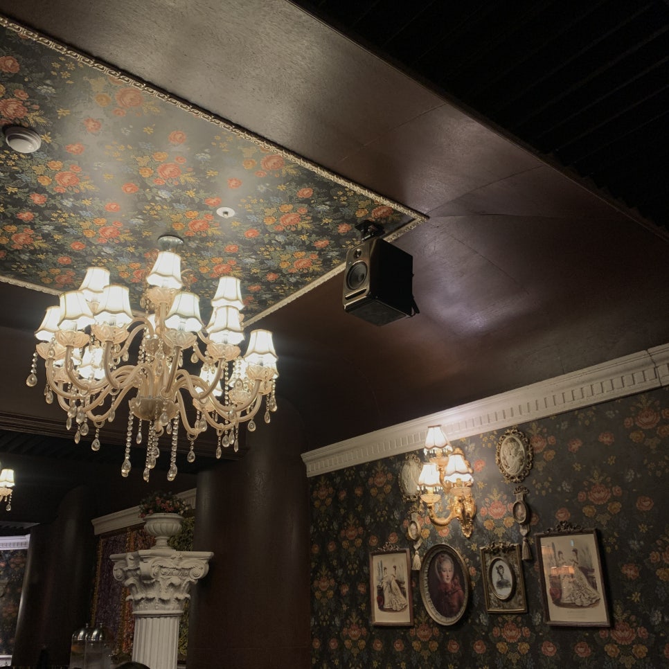 Pizza Never Sleeps Songridan-gil vintage interior with chandelier lighting