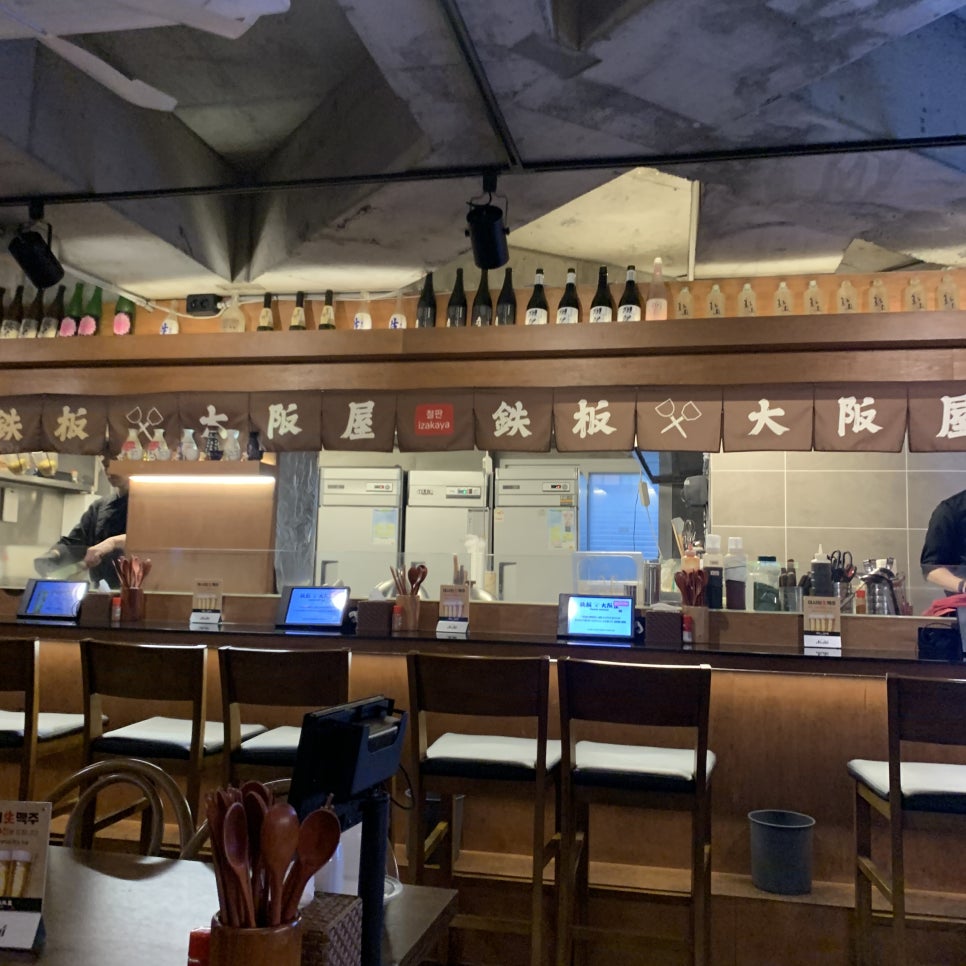Songpa-naru Station Izakaya Teppan Osakaya counter seating and open kitchen in Seoul