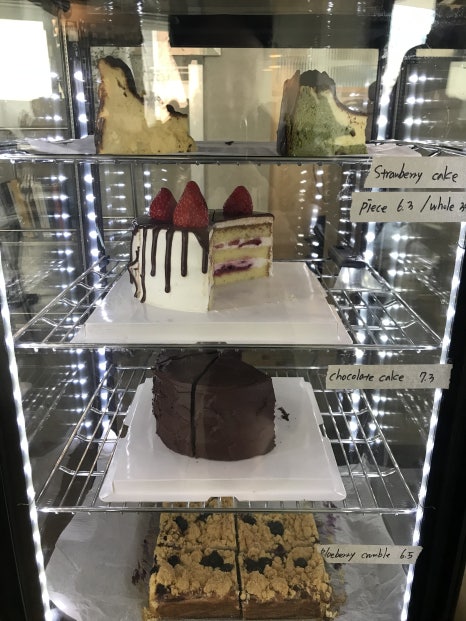 achasan station cafe cake display strawberry chocolate dessert