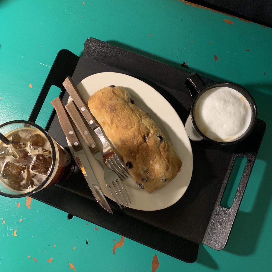 Bitter Salt Cafe Songridan-gil blueberry ciabatta sandwich and coffee