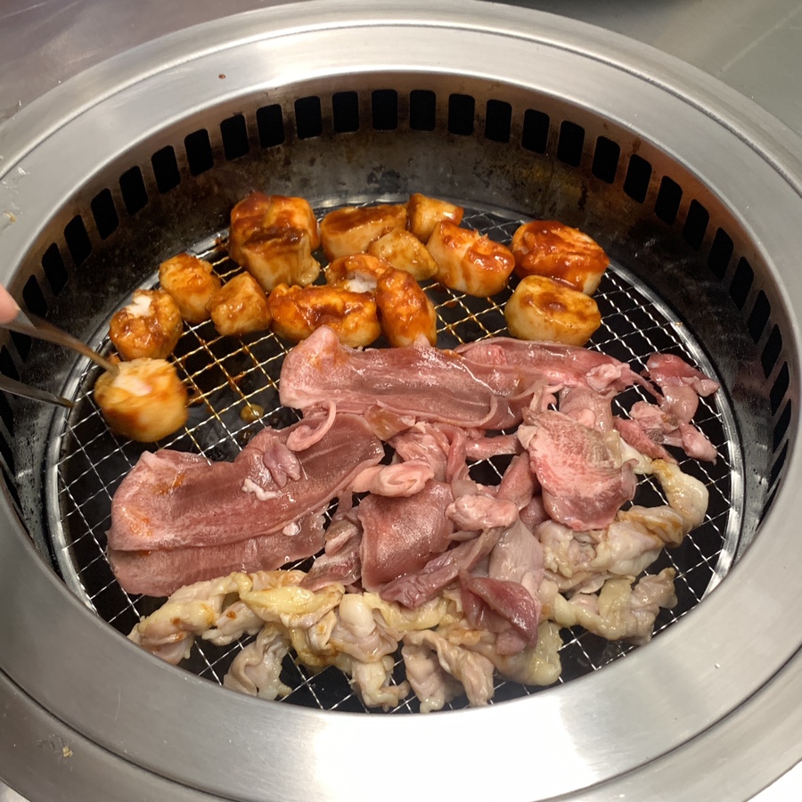 Hormone Chichi Konkuk University Yakiniku assorted meat on grill