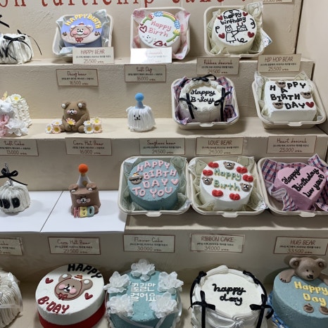 lettering cake design display at turtlehip cake cafe in seoul