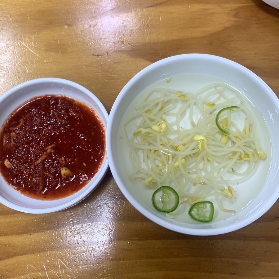 Seongsu Jokbal Seoul spicy sauce bean sprout soup side dish