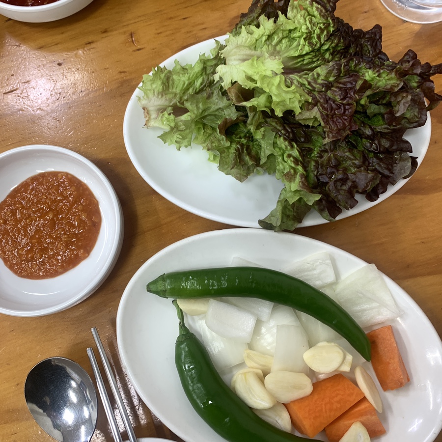 Seongsu Jokbal Seoul fresh vegetables lettuce garlic chili side dish