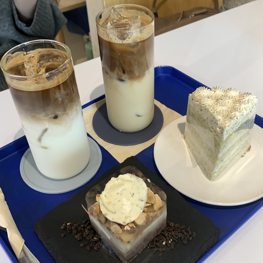 Medium Stone Cafe Seongsu dessert coffee set cake latte