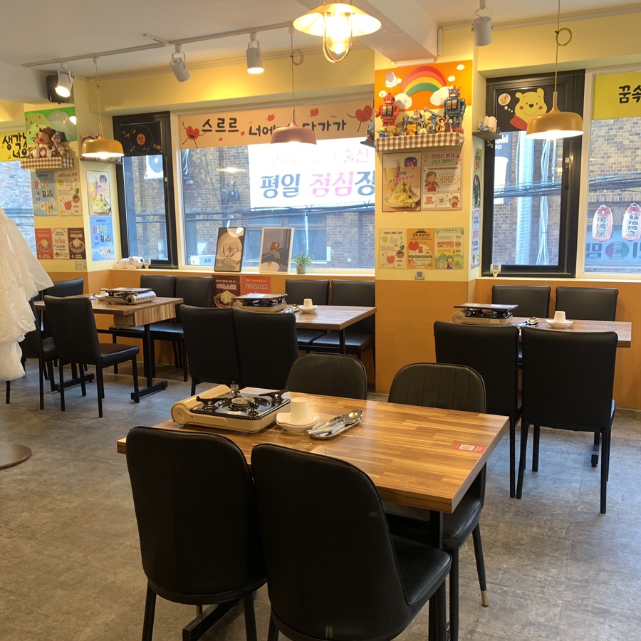 seongsu tteokbokki restaurant cozy interior seating