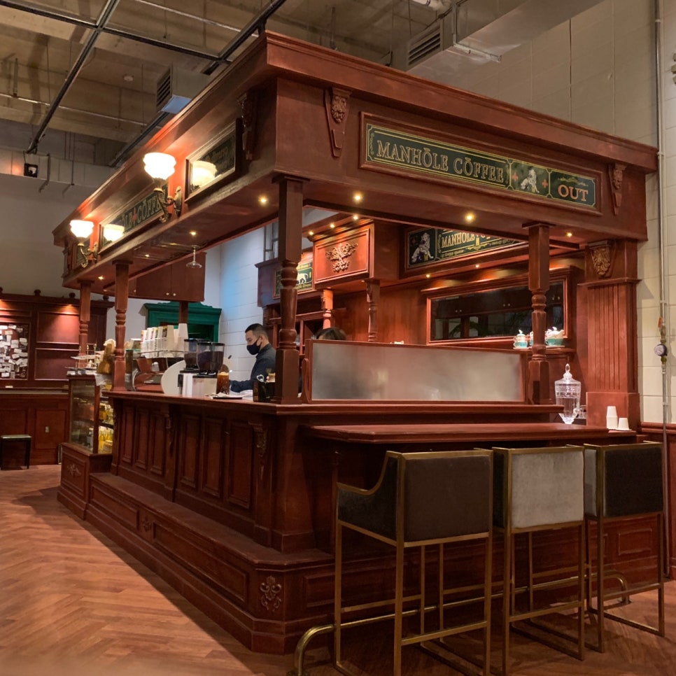 Manhole Coffee Dangsan British style wooden coffee bar interior