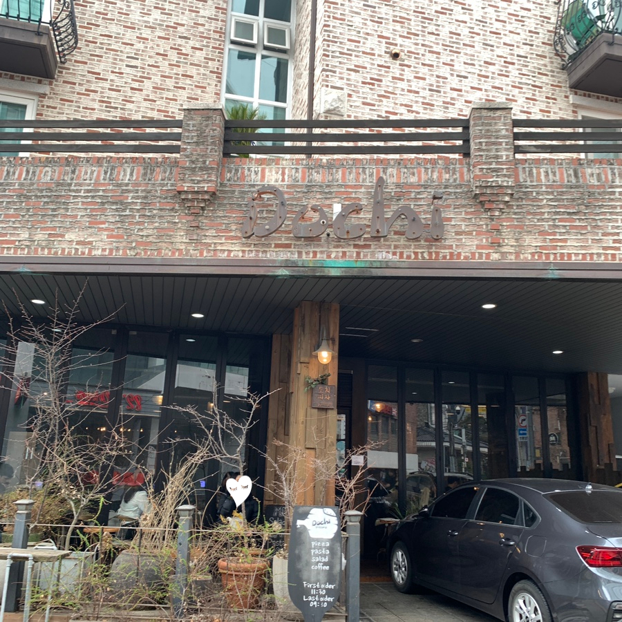 Dochi Pizza Gangnam exterior entrance brick building Italian restaurant Seoul