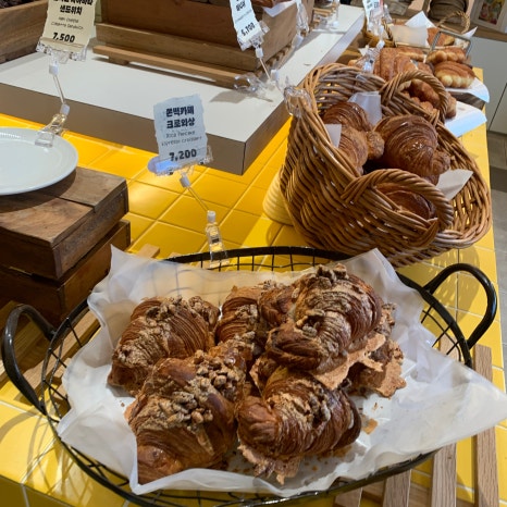 Okuku Bakery Jamsil crouty fried croissant pastry display