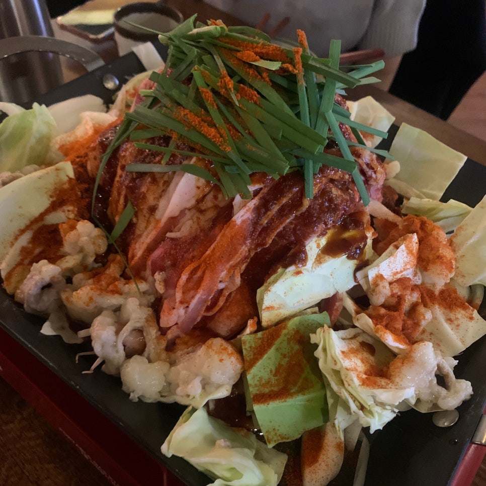 Songpa-naru Station Izakaya Teppan Osakaya Osaka-ya nabe hot pot with pork and vegetables